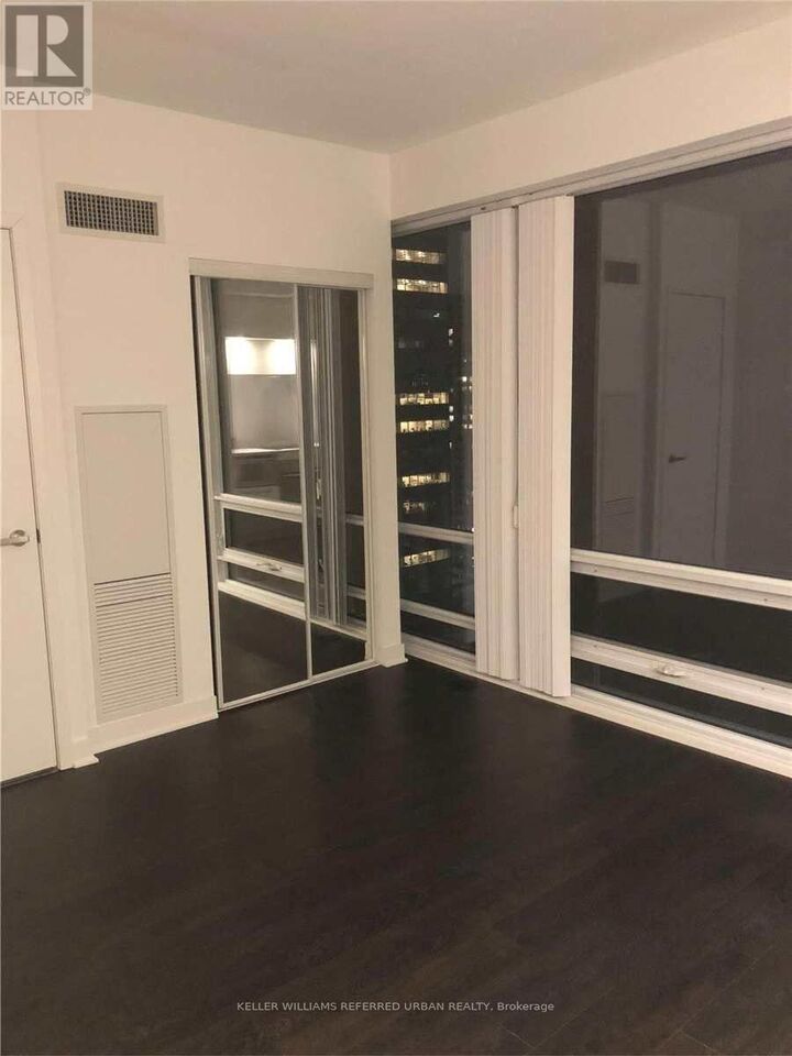 Property Photo:  15 Grenville Street 1904  ON M4Y 1A1 