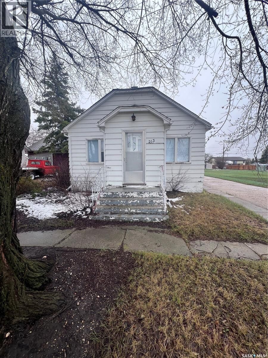 Property Photo:  213 3rd Street N  SK S0K 4P0 