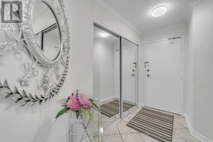 Property Photo:  2470 Eglinton Avenue West 1604  ON M6M 5E7 