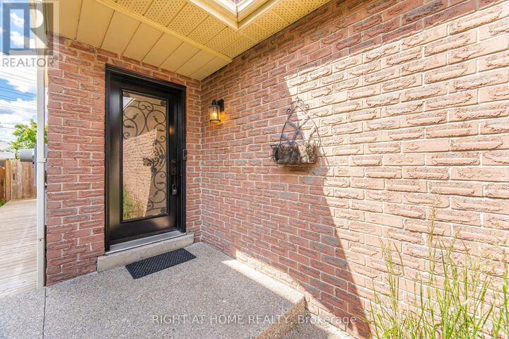 Property Photo:  7013 Hickling Crescent  ON L5N 5A6 