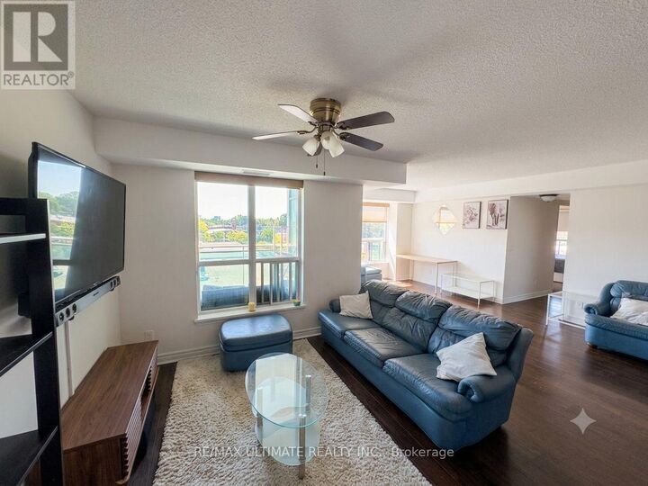 Property Photo: 60 Fairfax Crescent 425 ON M1L 0E1