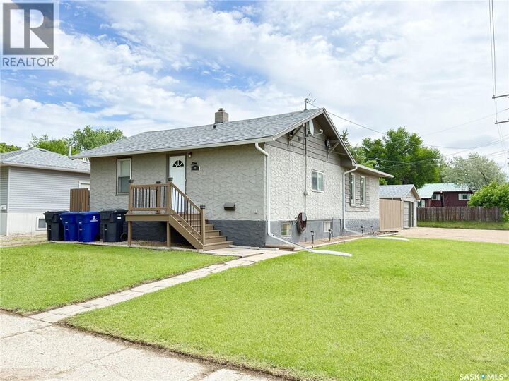Property Photo:  4 9th Street  SK S4H 1E5 