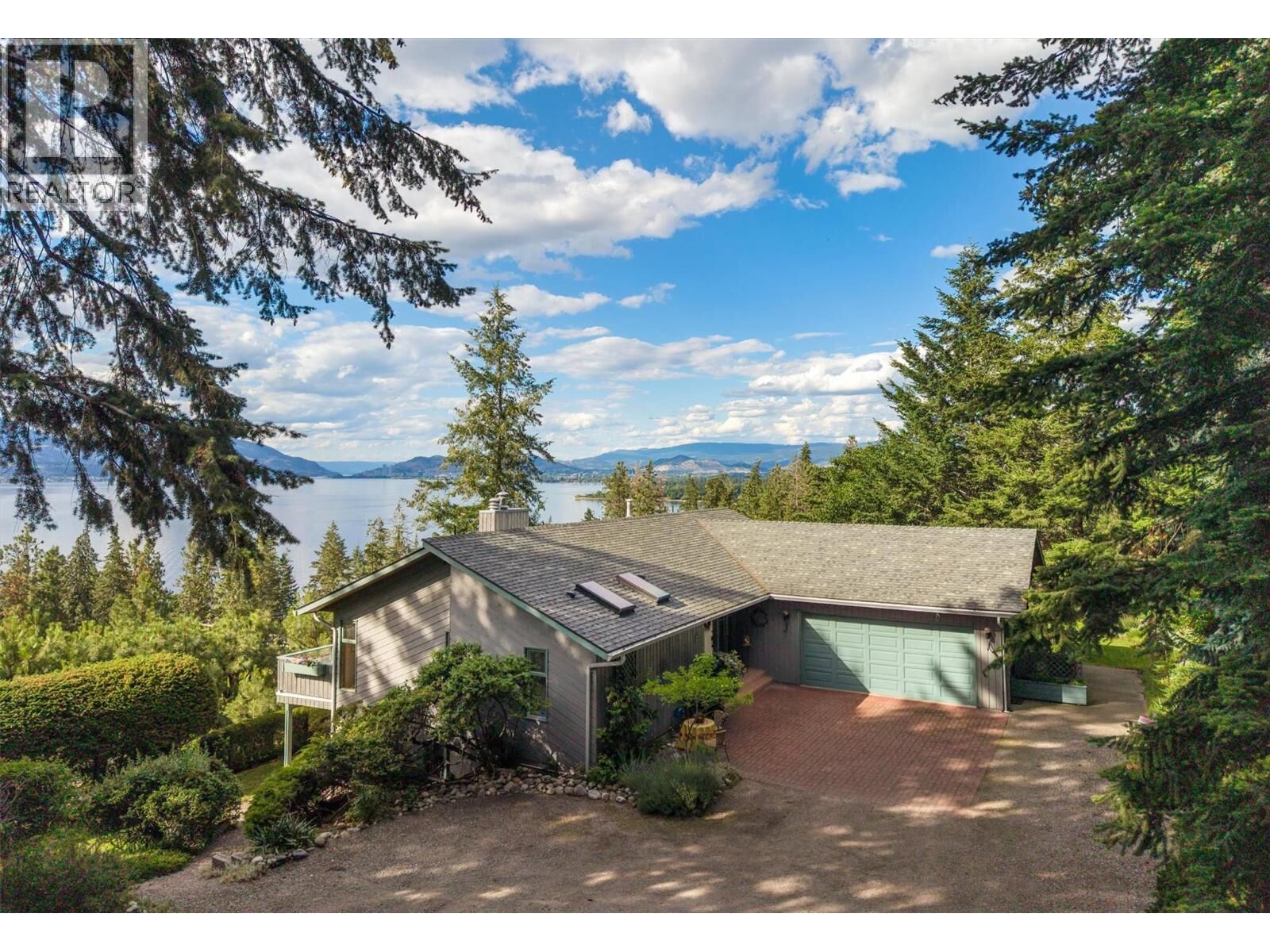 Property Photo: 424 Edgemont Court BC V1W 4J8