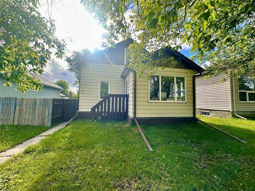 Property Photo:  736 Gordon Avenue  MB R9A 1R8 