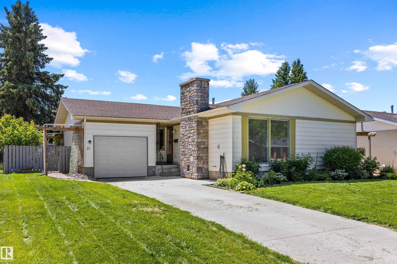 Property Photo:  37 Leon Place  AB T8N 1X6 