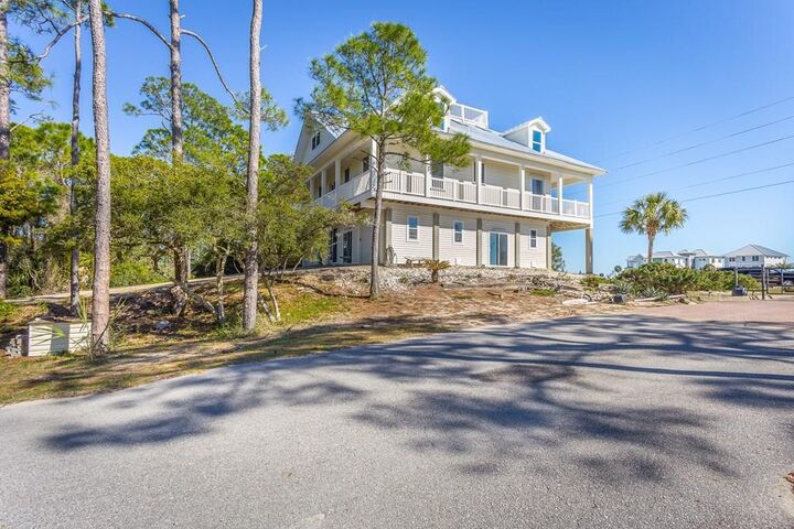 Property Photo: 1183 Russell Way FL 32328