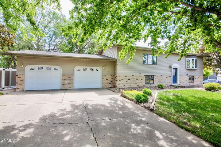 Property Photo:  1000 1st Avenue NW  ND 58523 