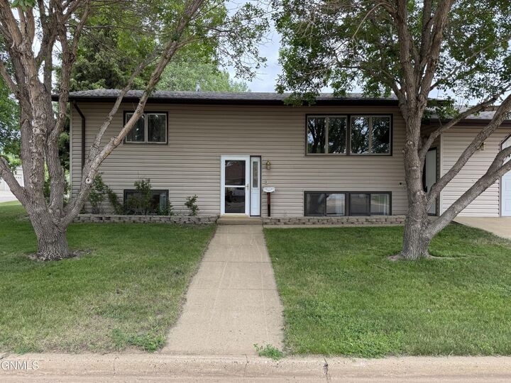 Property Photo: 1004 North Avenue ND 58638