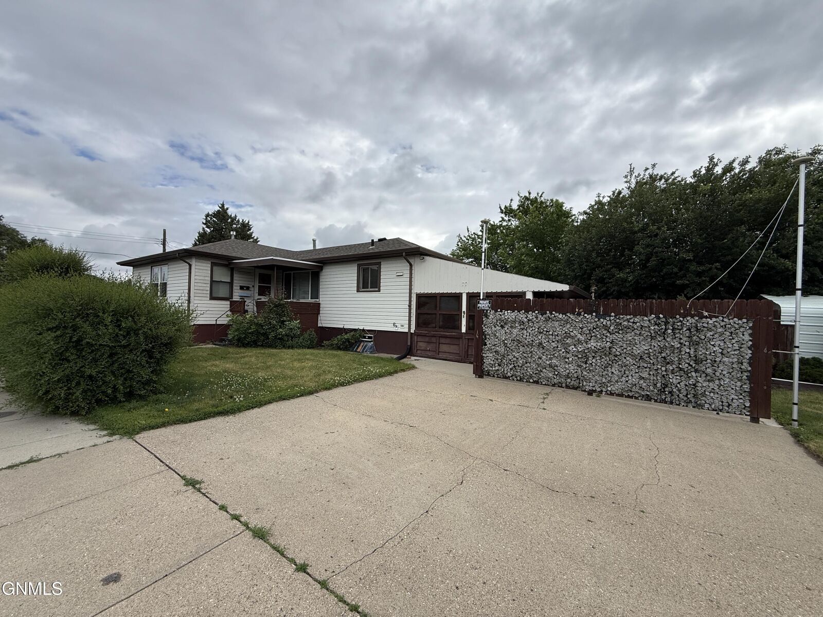 Property Photo: 302 12th Avenue SW ND 58554