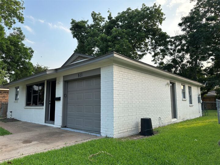 Property Photo: 511 Guyer Street TX 77498