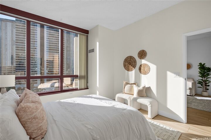 Property Photo: 725 Kapiolani Boulevard 1004 HI 96813