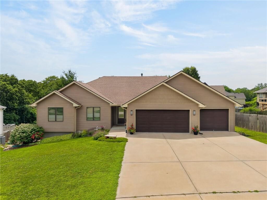 Property Photo:  2301 Woodland Circle  MO 64060 
