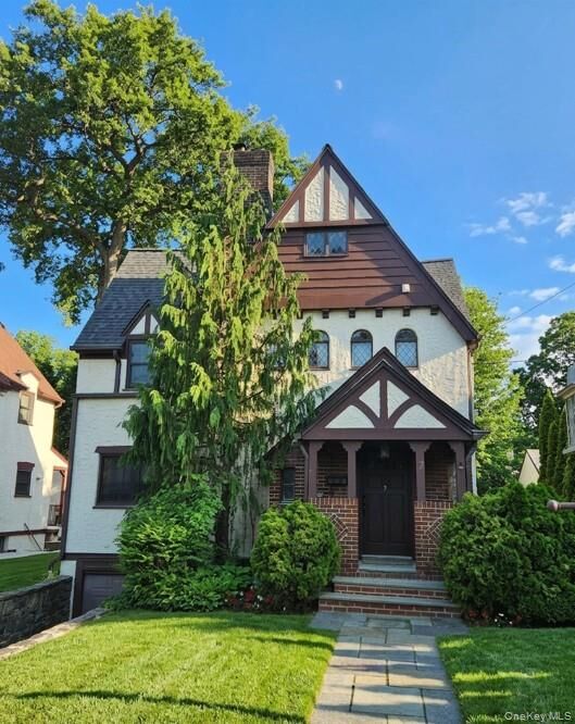 Property Photo: 7 Huntwood Place NY 10552
