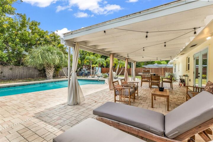 Property Photo:  1664 Lakeview Place  FL 34223 