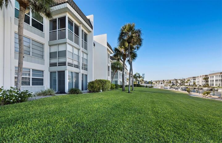 Property Photo: 4350 Chatham Drive 105 FL 34228