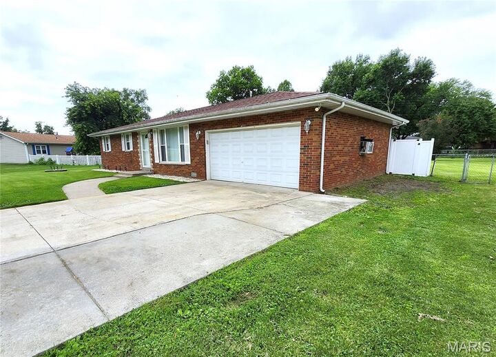 Property Photo: 1366 Saint Thomas Road IL 62040
