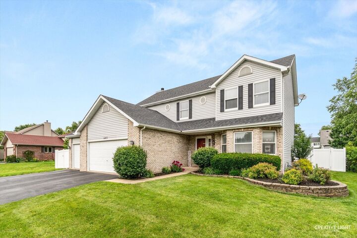 Property Photo:  605 Woodchuck Trail  IL 60543 