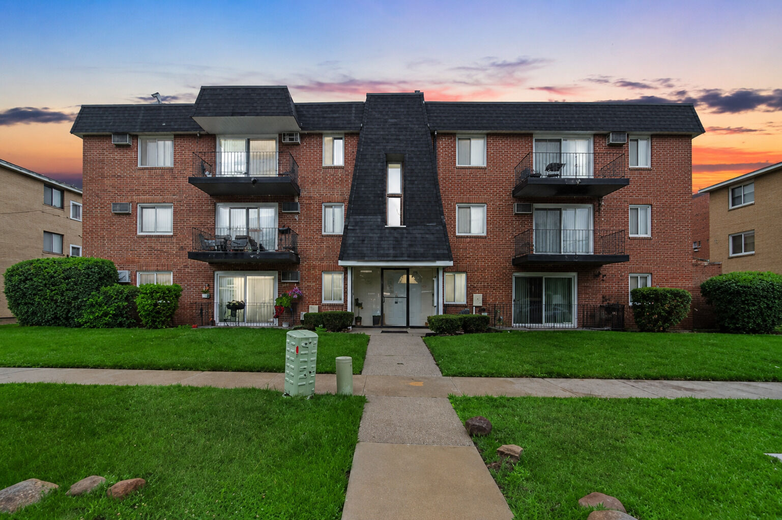 Property Photo: 12850 Crestbrook Court 10 IL 60418