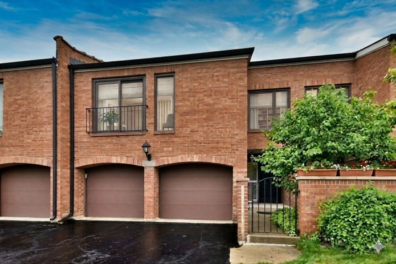 Property Photo:  2S727 Williamsburg Court  IL 60523 