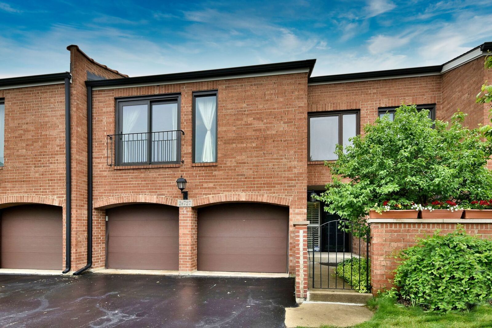 Property Photo:  2S727 Williamsburg Court  IL 60523 