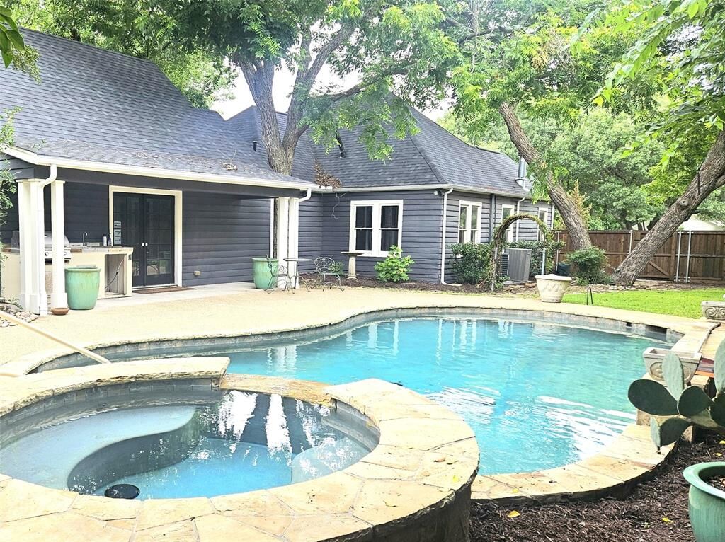Property Photo: 306 Harbin Avenue TX 75165