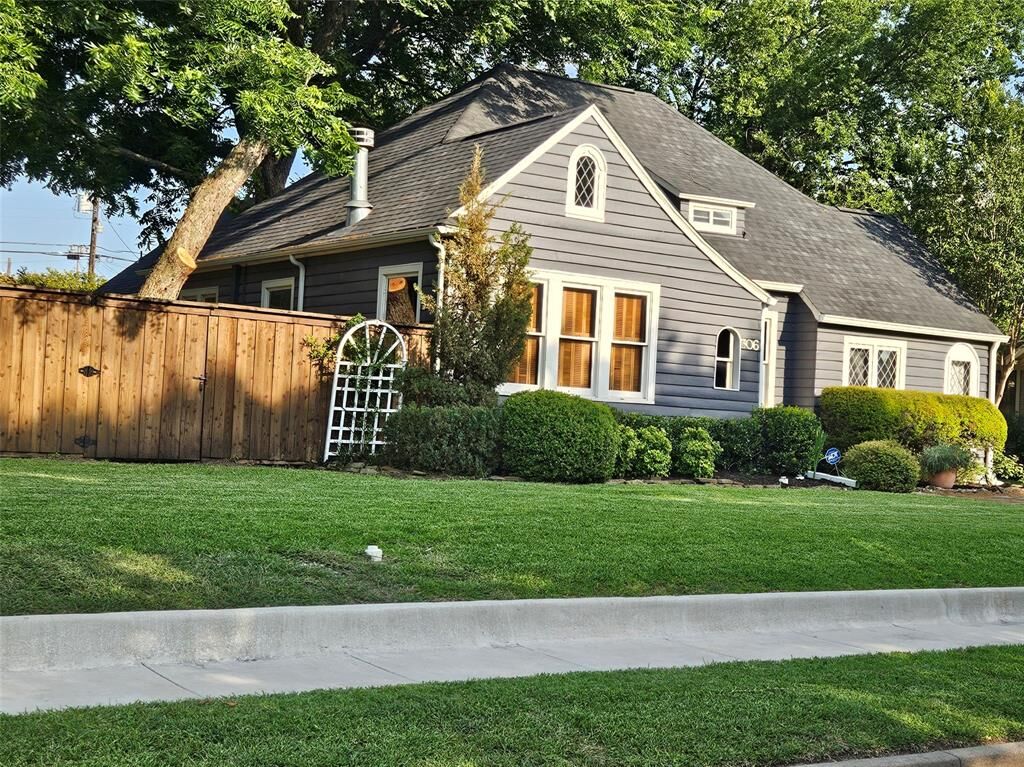 Property Photo: 306 Harbin Avenue TX 75165