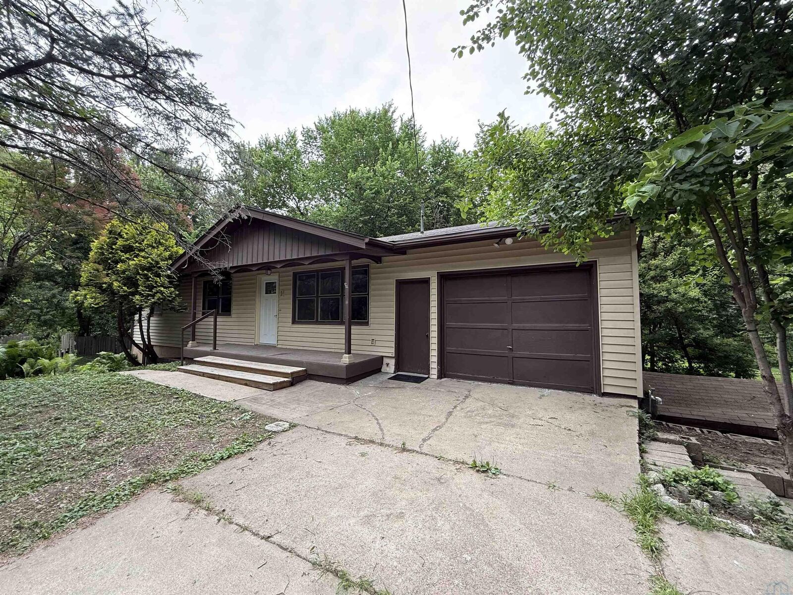 Property Photo: 3420 Broken Kettle Rd IA 51104