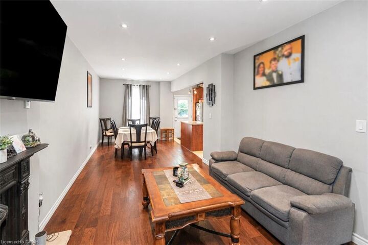 Property Photo:  38 Fairleigh Avenue N  ON L8L 6H2 