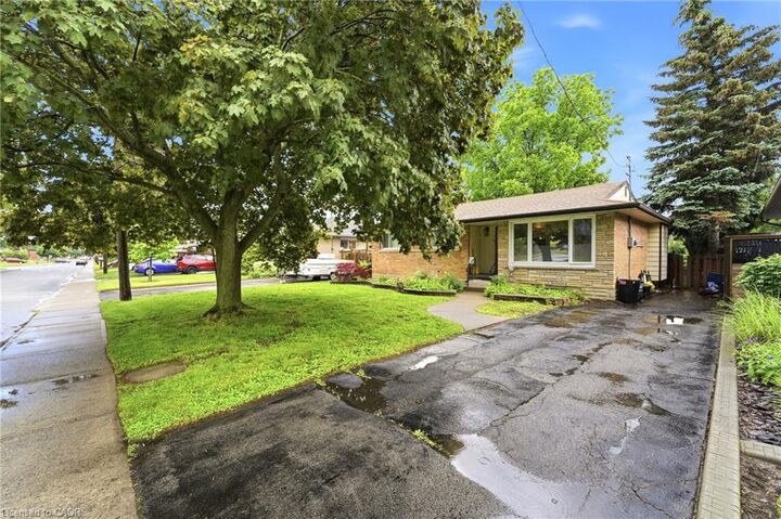 Property Photo: 133 Kingslea Drive Main ON L8T 4A7
