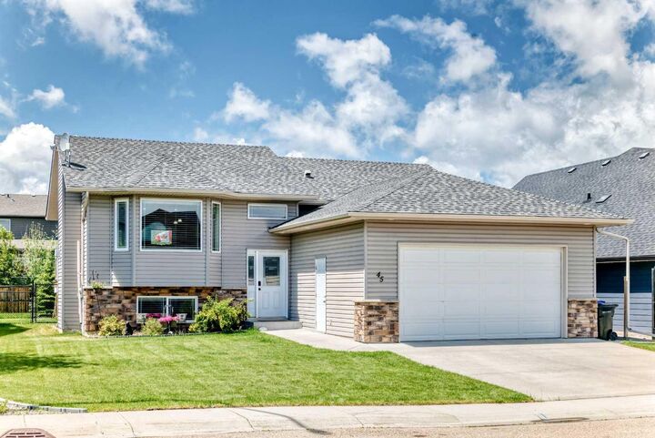 45 Vantage Crescent — photo 1
