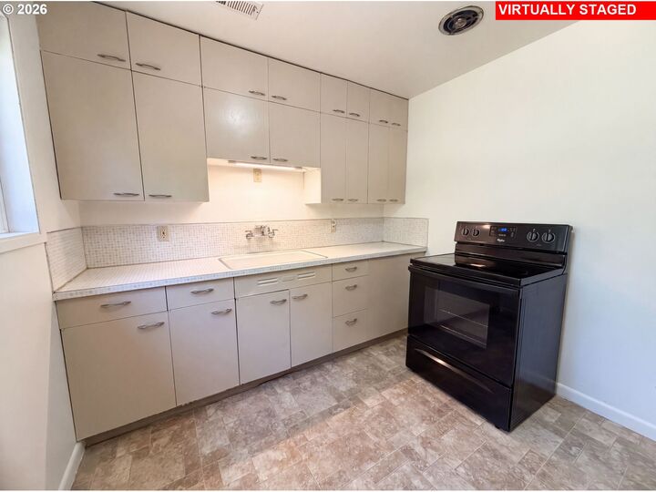 Property Photo: 4219 SE Ellis St OR 97206