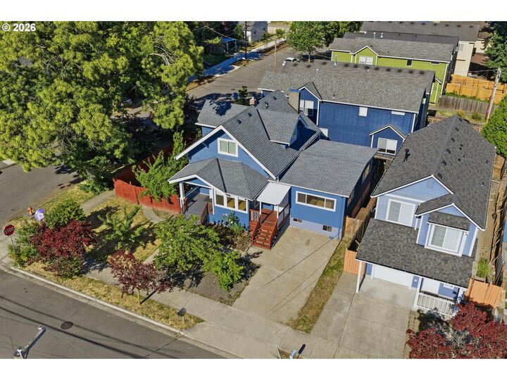 Property Photo:  2704 SE 84th Ave  OR 97266 