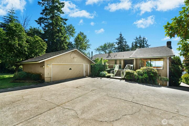 Property Photo: 4736 Somerset Avenue SE WA 98006