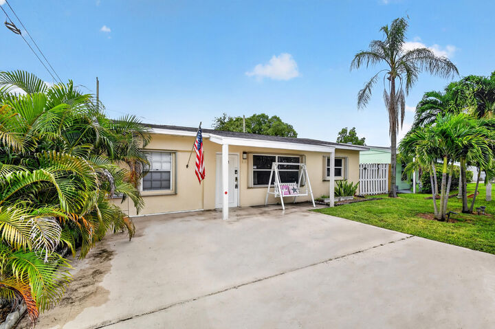 Property Photo:  512 SE 1st Street  FL 33435 