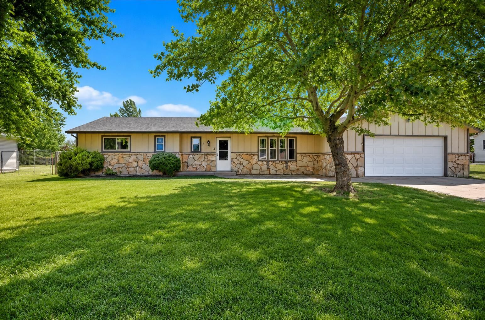 Property Photo: 504 N Ridge Way Rd KS 67133