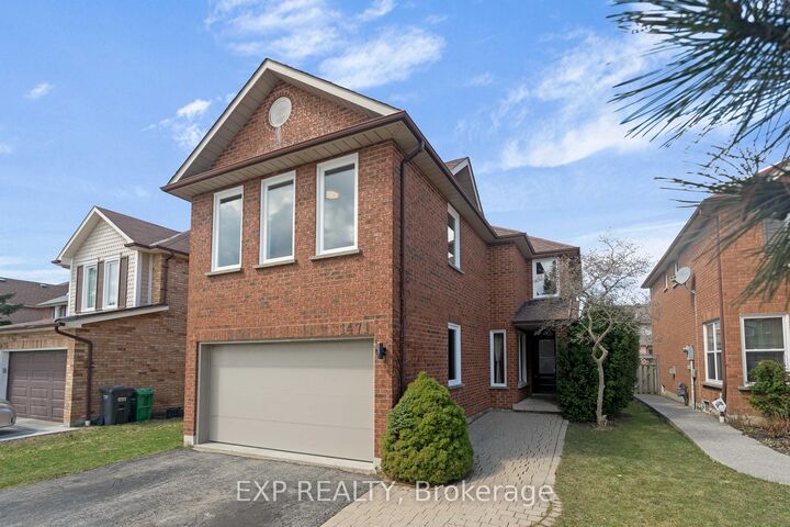 Property Photo: 1471 Pickwick Drive ON L5V 1V7