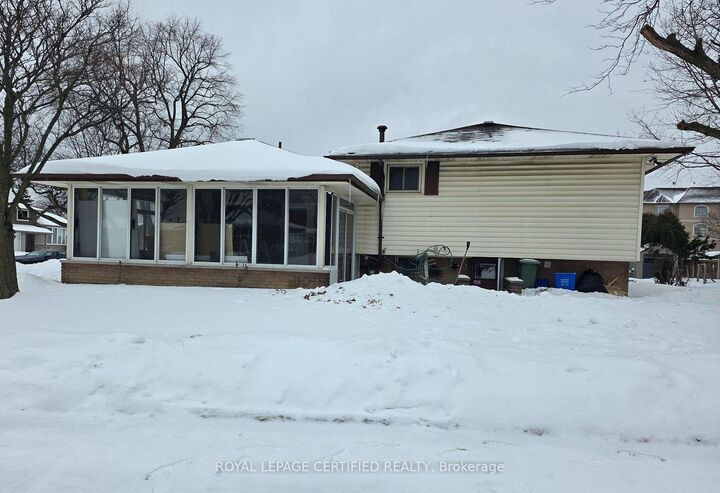 Property Photo: 2 Rideau Crescent ON L8T 2S9