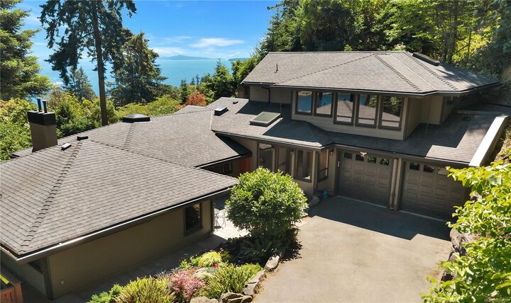 Property Photo: 1370 Ivor Rd BC V9X 1P7