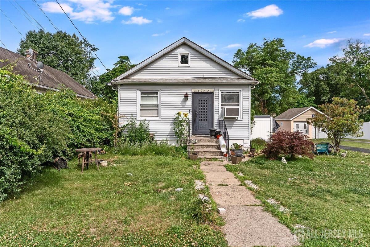 Property Photo:  1762 W 5th Street W  NJ 08854 