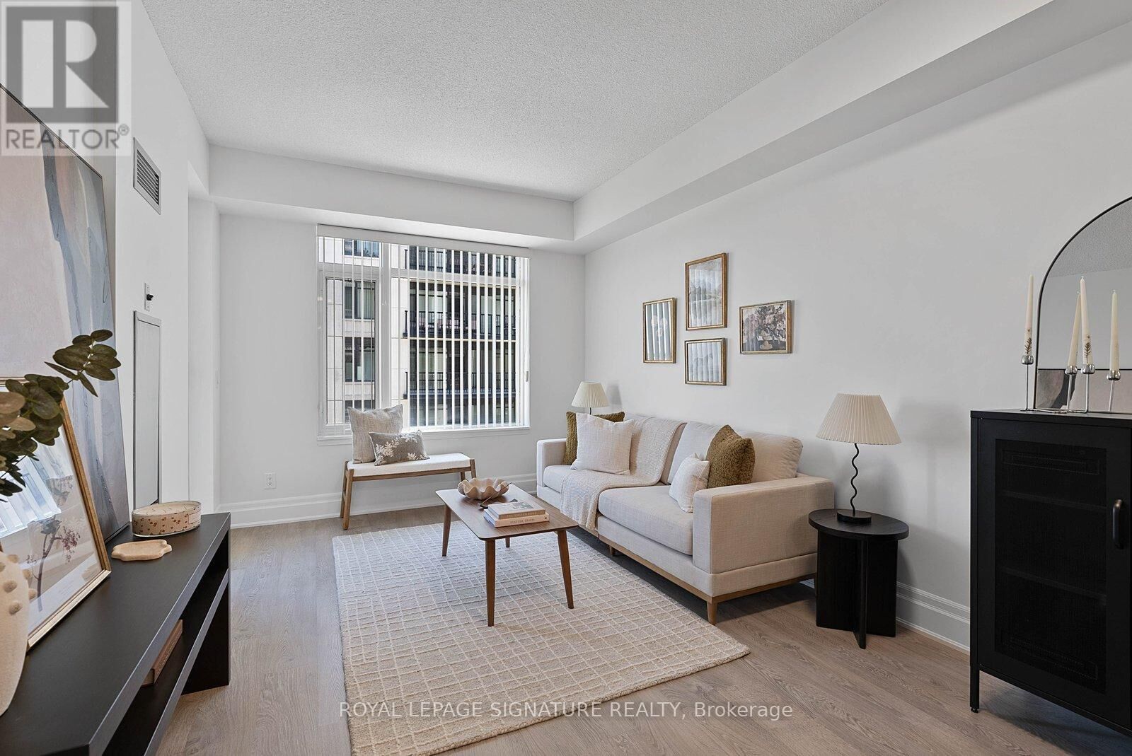 Property Photo: 131 Upper Duke Crescent 412 ON L6G 0C9