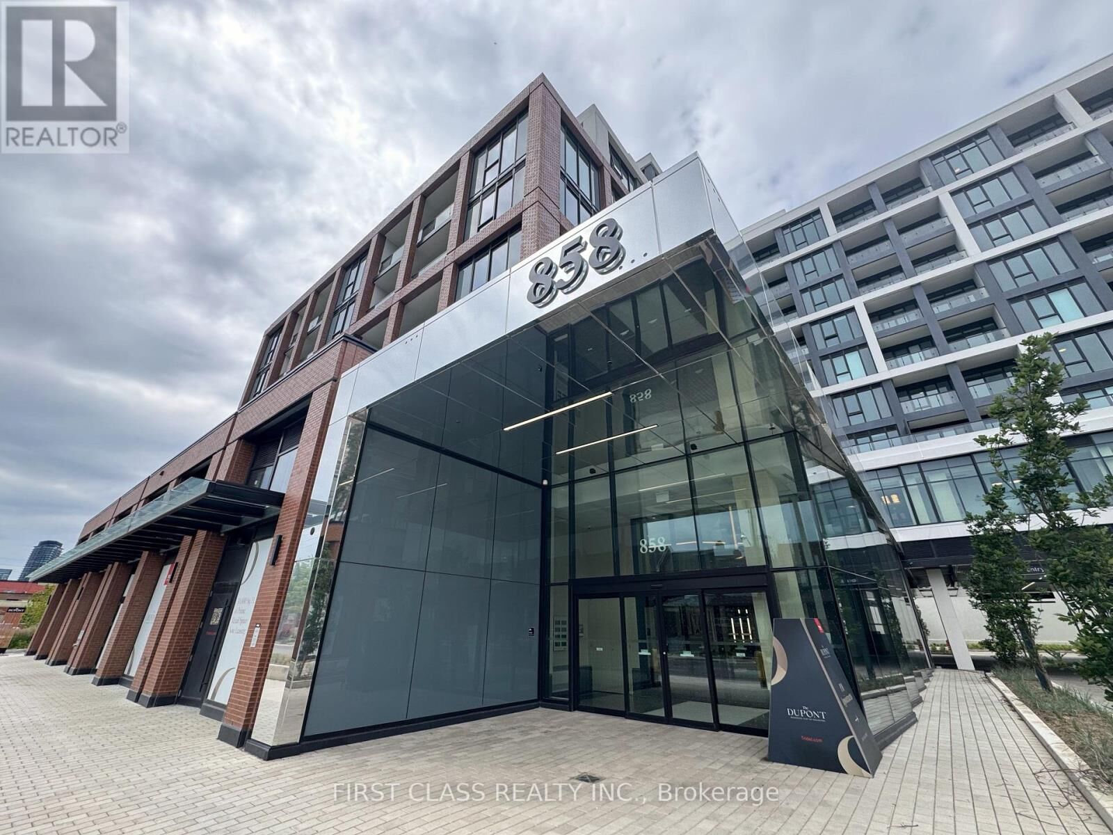 Property Photo: 858 Dupont Street 818 ON M6G 0C1