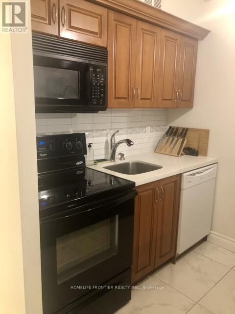 Property Photo: 633 Bay Street 712 ON M5G 2G4