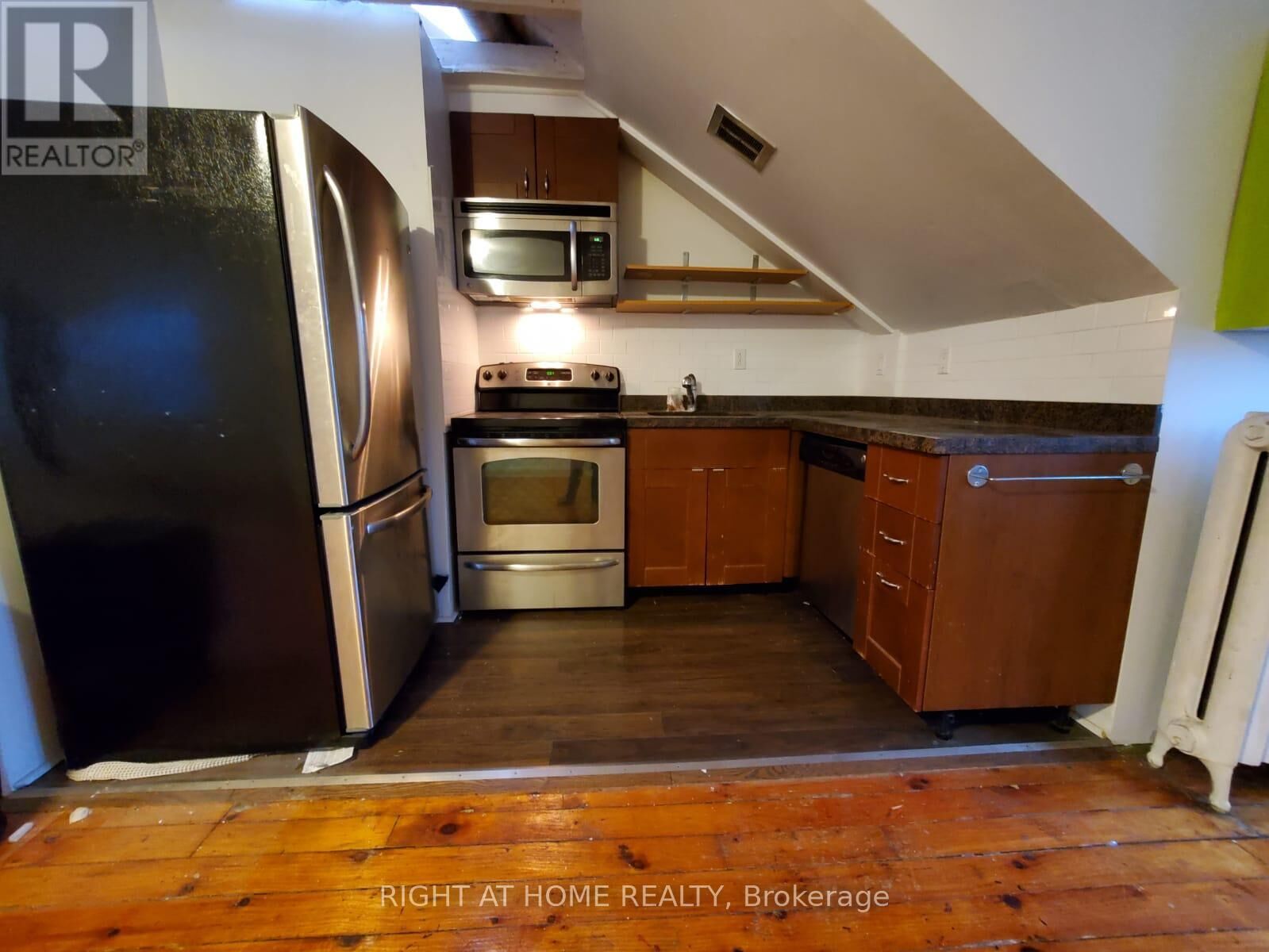 Property Photo: 178 Spadina Road 5 ON M5R 2T8