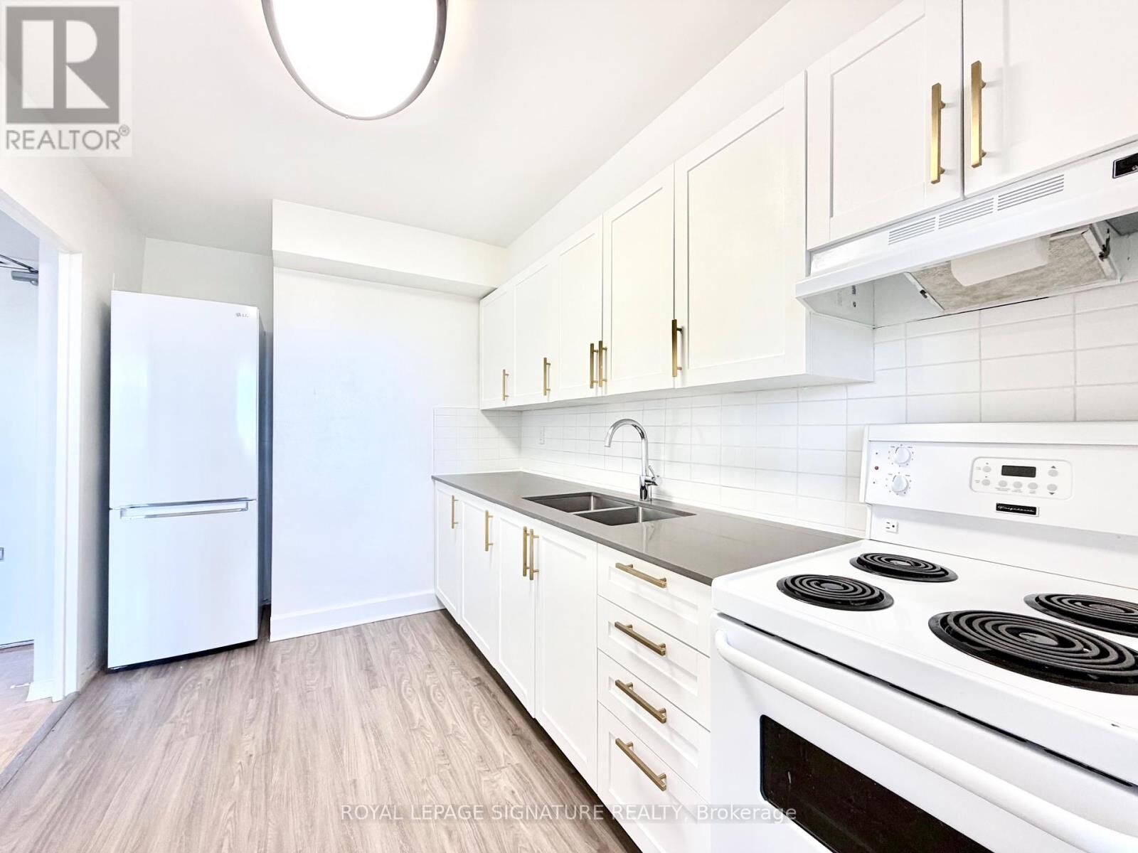 Property Photo:  525 Eglinton Avenue East 804  ON M4P 1N5 
