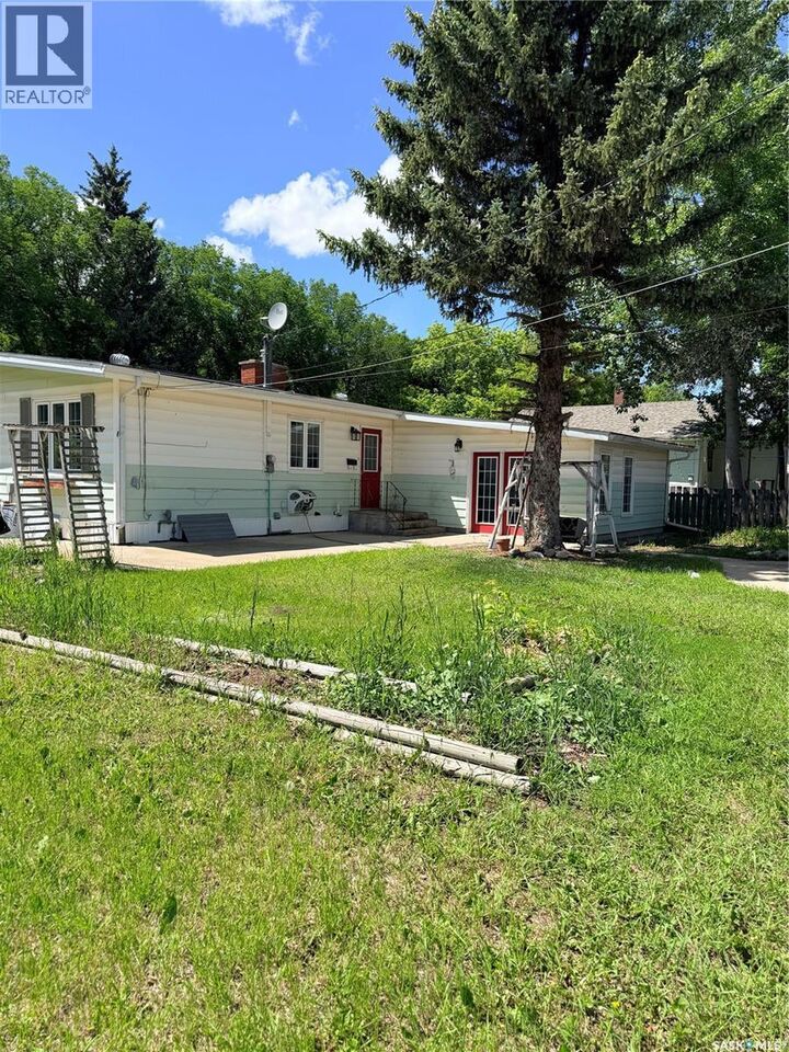 Property Photo:  706 3rd Street E  SK S0N 2M0 