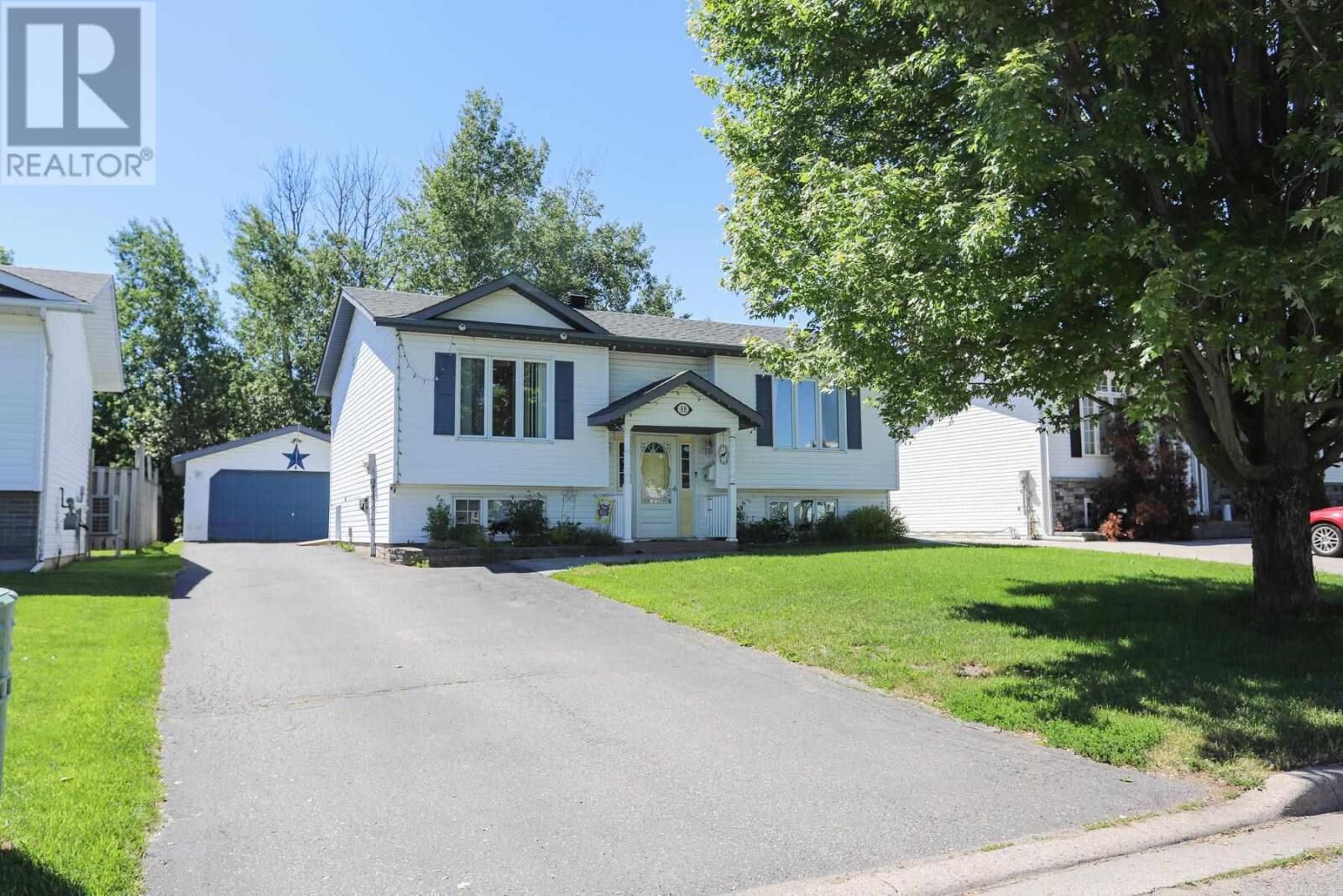 Property Photo:  88 Greenfield Dr  ON P6C 6G3 
