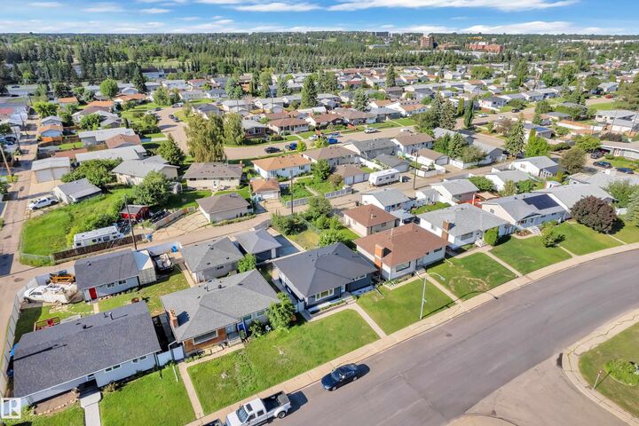 Property Photo:  8104 135 Avenue NW  AB T5C 2H4 