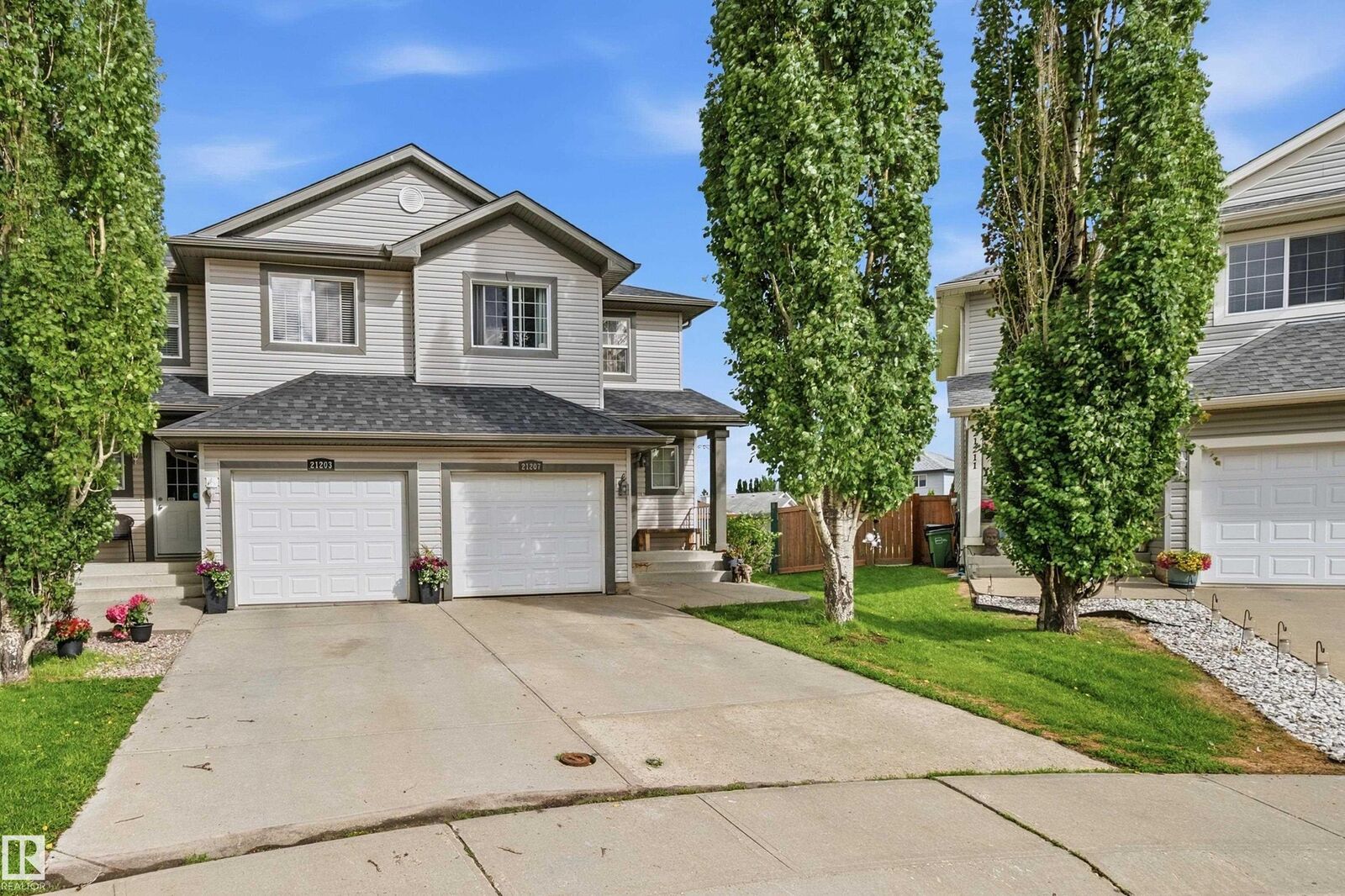 Property Photo:  21207 90ave NW  AB T5T 6Z1 