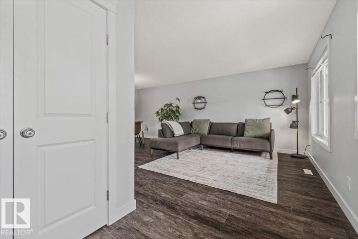 Property Photo:  2043 Graydon Hill Crescent SW  AB T6W 4C5 