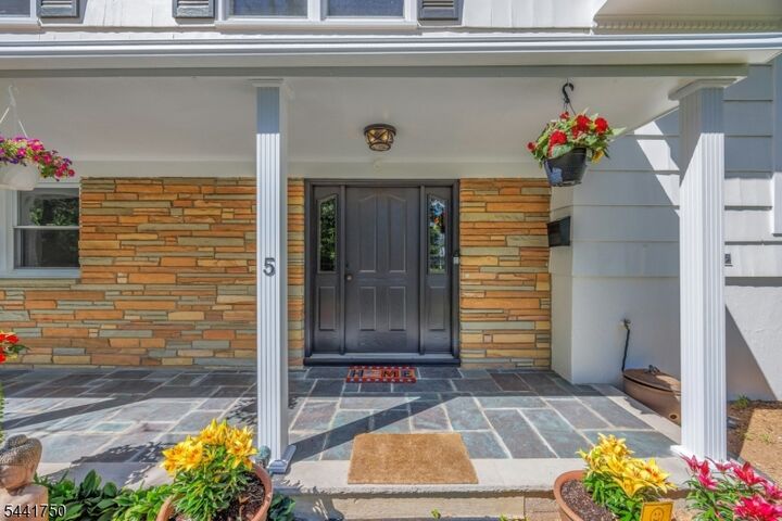 Property Photo:  5 Fairview Ave  NJ 07052 